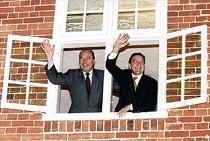 President Chirac und Bundeskanzler Schroeder grüßen aus dem Fenster der Mittelstraße 8